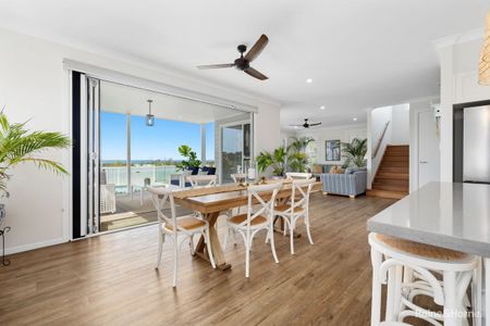 Stunning Hamptons Style Home - Photo 3