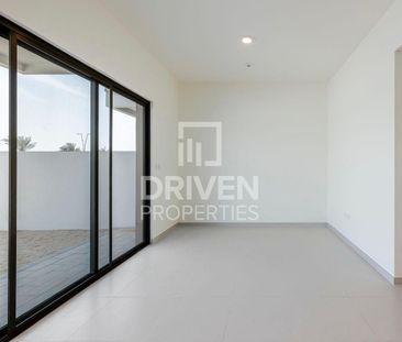 Single Row | Ready to Move in | Spacious Unit - Photo 1