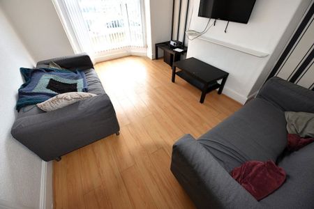 4 bedroom House in Ashville View, Leeds - Photo 2