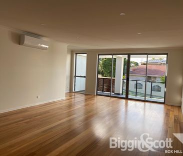 Spacious Three-Bedroom Townhouse for Lifestyle Living - Photo 3