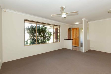 Spacious Family Home with Workshop & Multiple Living Areas - Photo 5