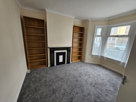 3 Bed Terraced House, Monteagle Avenue, IG11 - Photo 2