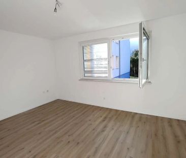 NEU - Teilrenovierte Kleinwohnung mit Küchenblock im Hochparterre i... - Photo 2