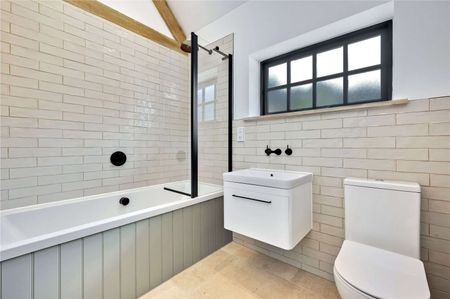 A contemporary barn conversion in the sought-after village of Churt. - Photo 5