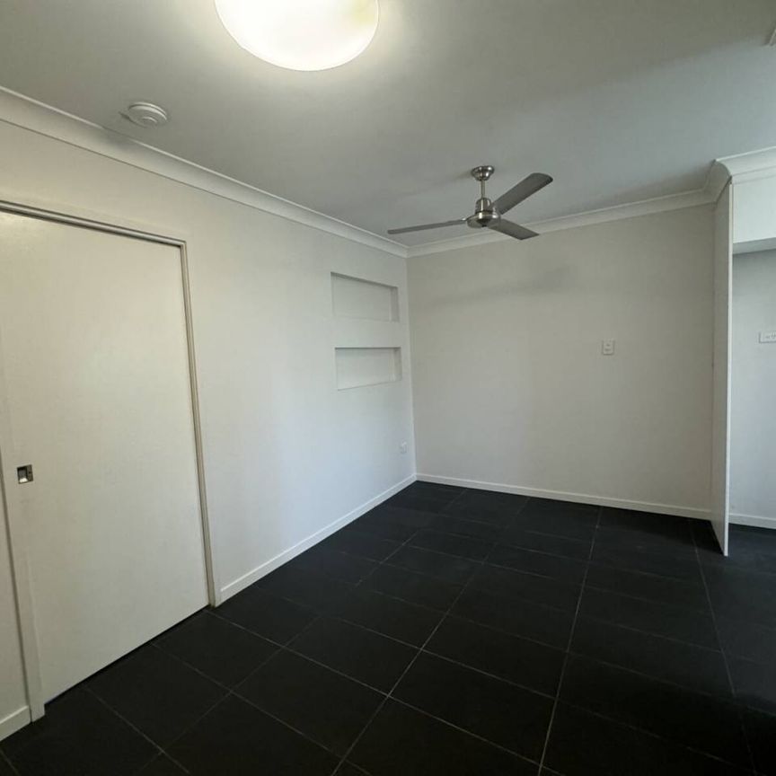 RENOVATED 1 BEDROOM IN QUIET COMPLEX - Photo 1