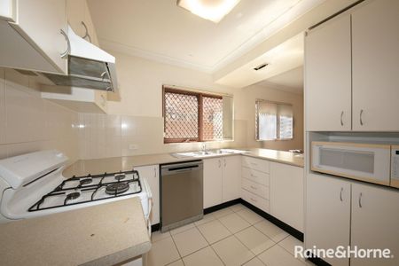 Fully Furnished, Spacious & Private Townhouse in a Quiet Street - Perfect for Families or Students! - Photo 2