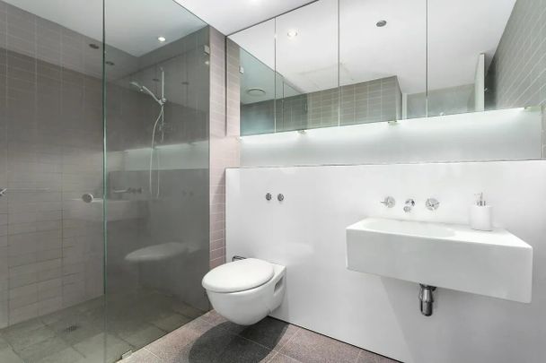 Light-filled in prime location - Photo 1