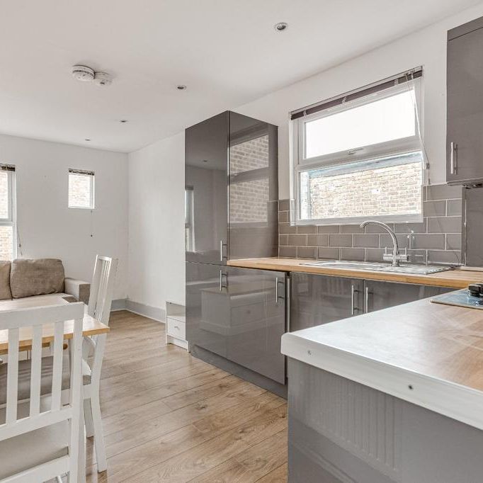 3 bedroom flat to rent - Photo 1