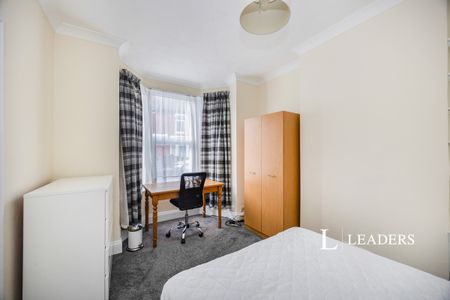 3 bedroom house to rent Grayshott Road, PO4 - Photo 4