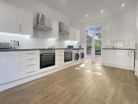 1 bedroom in a house share to rent - Photo 3