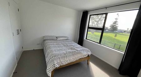 Room for rent in modern 4BR Townhouse in Te Atatu! - Photo 3