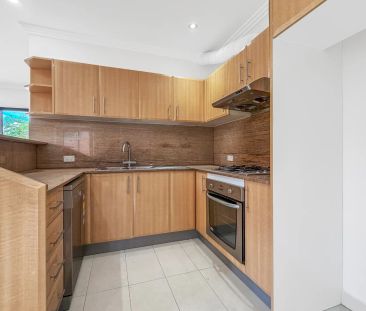 Exquisite, Freshly Refurbished Triple Story Townhouse In Superior L... - Photo 2