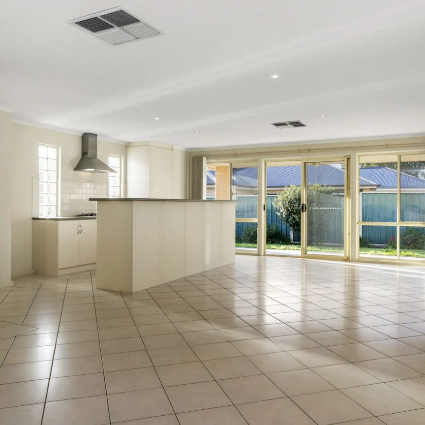Light Filled Two Bedroom Homette in Popular Morphett Vale - Photo 1