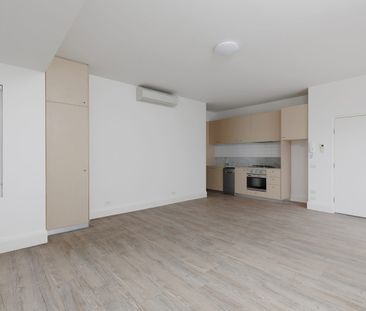 Spacious and Versatile St Kilda Living - Photo 5