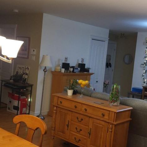 Appartement 4 1/2 très beau et très éclairé situé au 2e étage - Photo 1