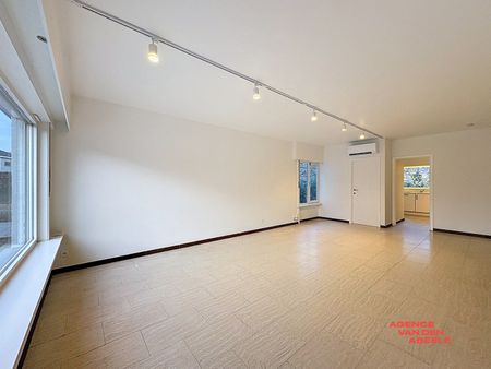 Gelijkvloers appartement met 2 slaapkamers, ruime garage en tuin - Foto 3