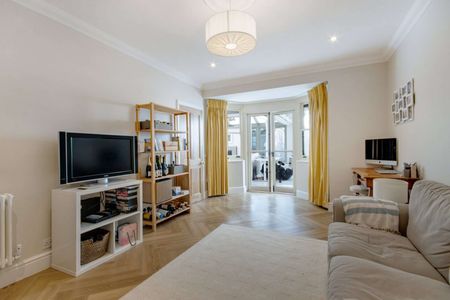 A beautifully presented period property in a prestigious private park setting - Photo 3