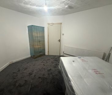 Room in a Shared House, Nansen Road, B8 - Photo 2
