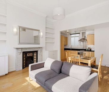 A one bedroom apartment in a charming period conversion. - Photo 6