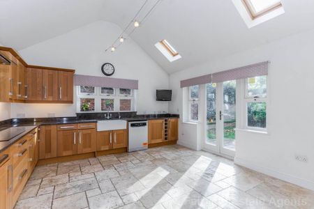 4 bedroom semi-detached house to rent - Photo 3