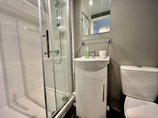 Waterloo Lane, Leeds - Photo 1