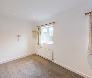 Available unfurnished now - Photo 2