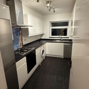 Room in a Shared Flat, Sanderstead Road, CR2 - Photo 2