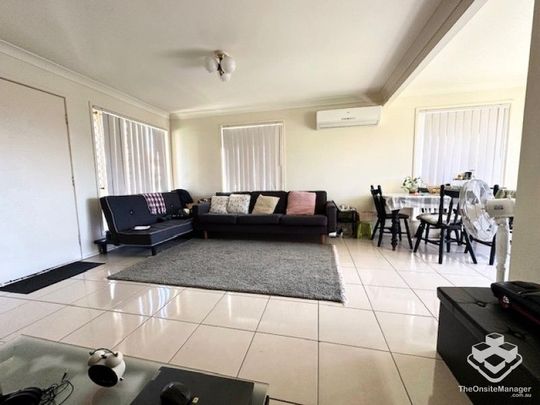 3 BEDROOM TOWNHOUSEâWarrigal State School Catchment - Photo 1