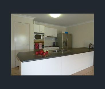 Modern 4-Bedroom Family Home for Rent in Ooralea! - Photo 4