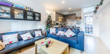 One bedroom coach house located a short walk to both to Highgate station - Photo 3