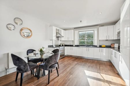 3 bedroom flat in London - Photo 5