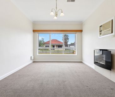 Spacious family home in a quiet street - Photo 4