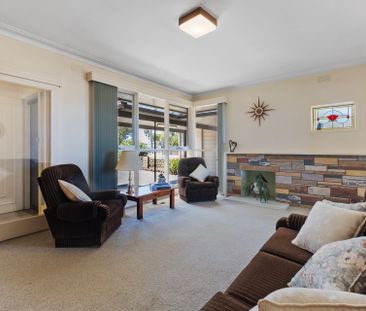 Family Home with Valley Views * 4 Month Lease* - Photo 5