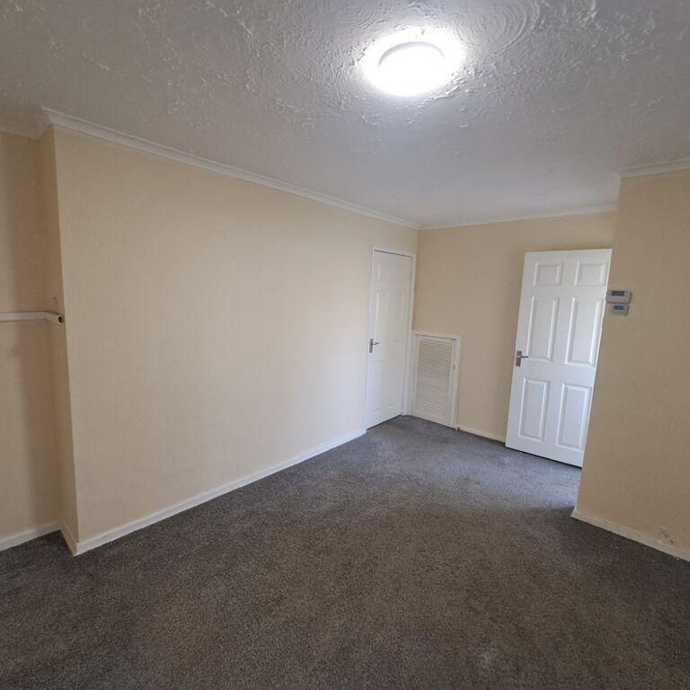 2 bedroom end of terrace house to rent - Photo 1