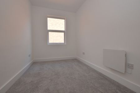 2 Bedroom FIrst Floor Flat - Photo 3