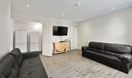 Modern & Spacious 5-Bed Ensuite Student House in Sheffield - Photo 3