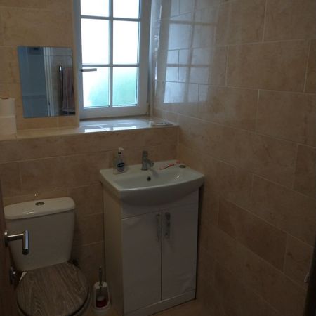 Room in a Shared Flat, Bromley High Street, E3 - Photo 3