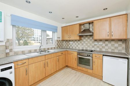 2 bedroom Flat To Let - Photo 3