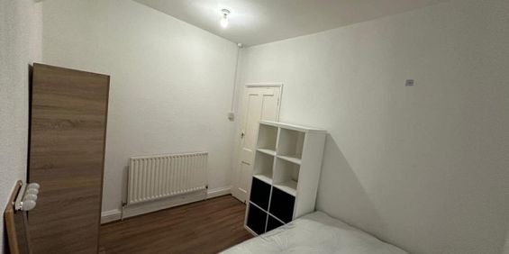 Room in a Shared House, Eric Road, E7 - Photo 3