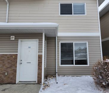 Gorgeous 3 Bedroom Townhouse in Desirable Johnstone Park! - Photo 6