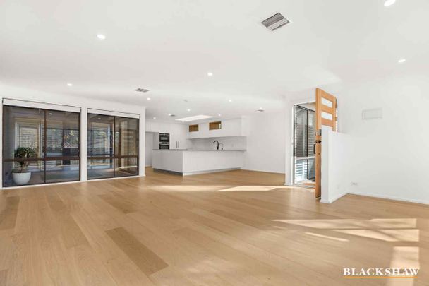 Beautiful Townhouse in Yarralumla - Photo 1