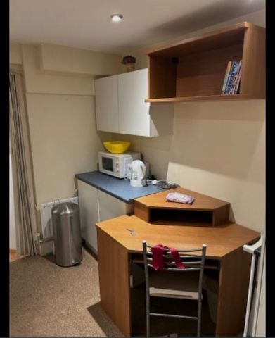 Room in a Shared House, Sheldrick Close, SW19 - Photo 2
