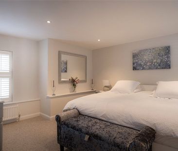 A beautifully modernised two bedroom mews cottage situated in the h... - Photo 5