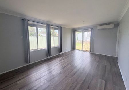 Lovely Home with New Paint&comma; Flooring & Air Con&excl; - Photo 2