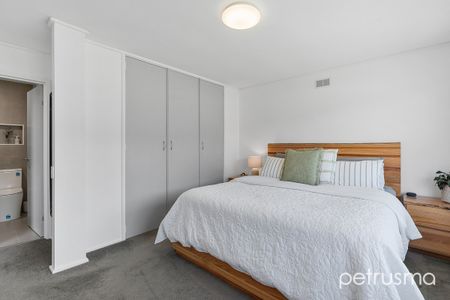 Modern Family Home - Photo 2