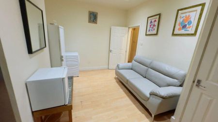 1 bedroom in a house share to rent - Photo 2