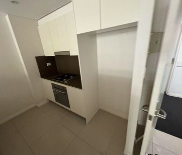 Luxury Modern Apartment in the Heart of Mascot Oversized Balcony | Designer Finishes | Walk to Train Station! CONFIRM THE LEASE TERM IN ADVANCE! - Photo 6