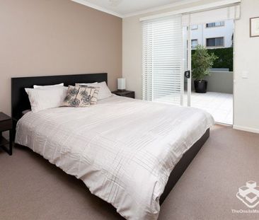 Spacious Apartment with Stunning Large Courtyard - Photo 2