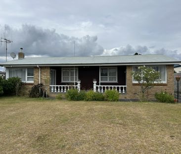 Four-bedroom family home with a river view - Photo 2