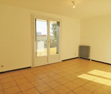 T2+PARK, Nîmes-Capouchiné, 540€ H.C - Photo 2